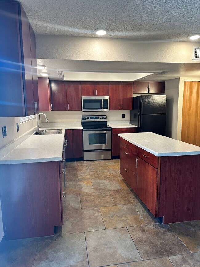 Building Photo - Stunning & Spacious 2 BR / 2.5 BA Townhome – Move-In Ready!