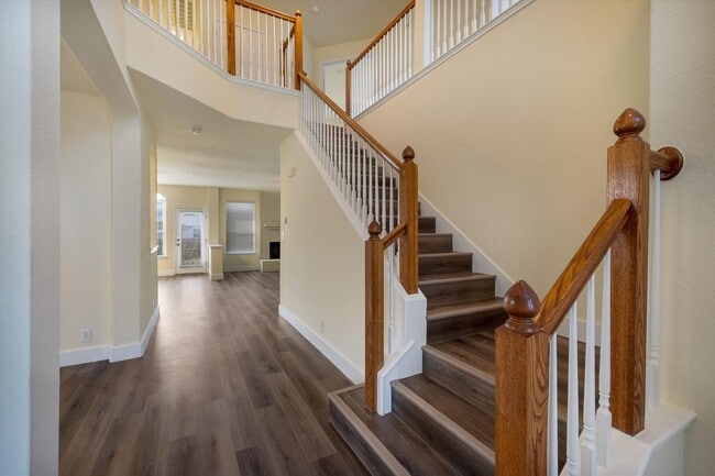 Building Photo - Move-In Ready 5-Bedroom With New Vinyl Floors