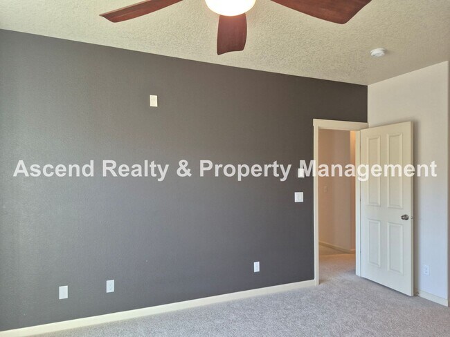 Building Photo - 2Bed/2Bath Tanasbourne Condo Quiet Location MiniSplit AC Assigned Parking Space Water & Garbage I...