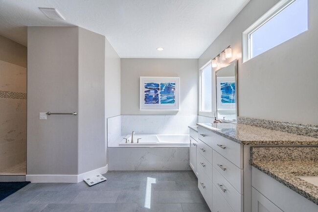 Building Photo - Stunning 5 Bed, 3 Bath Home with a 3 Car Garage