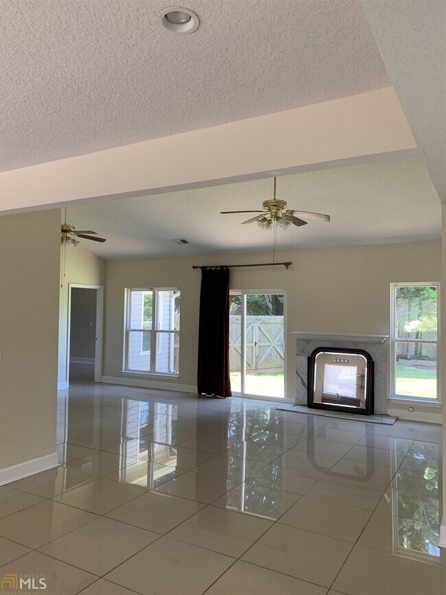 Building Photo - 5640 Raintree Trce