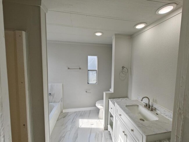 Building Photo - 307 W Gentry St