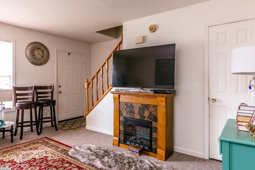 Building Photo - 1246 Goldfinch Dr