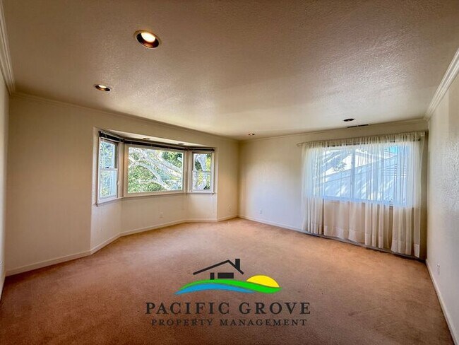 Building Photo - Updated 3 Bedroom in Pacific Grove!