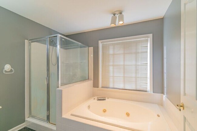 Building Photo - Beautiful 4-bedroom 2.5 bath home in desirable Brownes Ferry subdivision