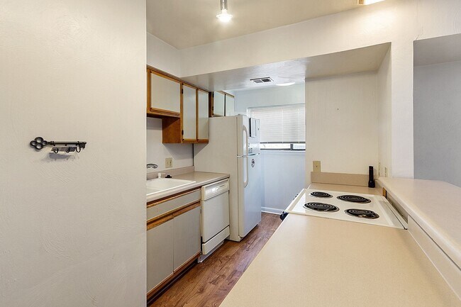 Building Photo - 2 Bed/2 Bath with loft. Close to Campus On bus line.