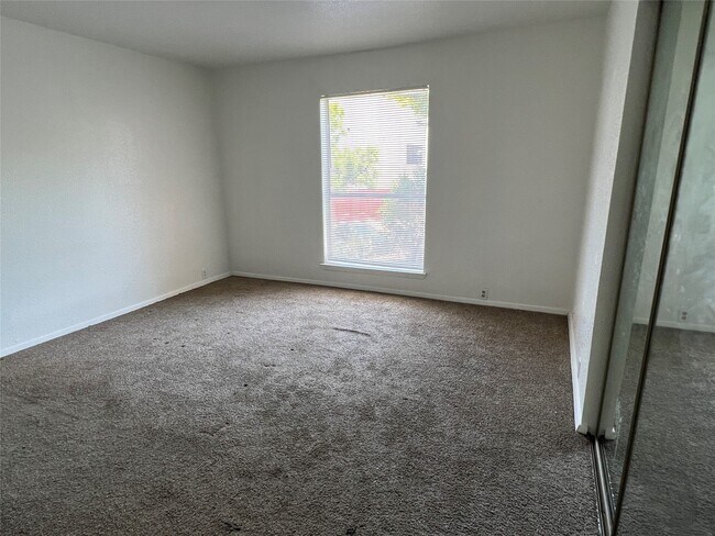 Building Photo - 3303 W Greenridge Dr