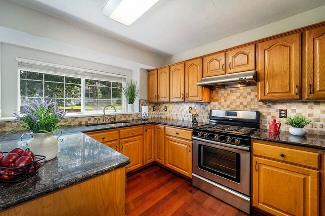 Building Photo - Beautiful Home in Midvale w/ attached 2 ca...
