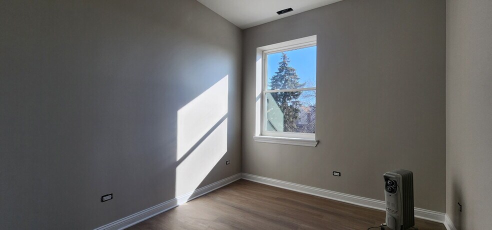 Building Photo - 2552 S Central Park Ave