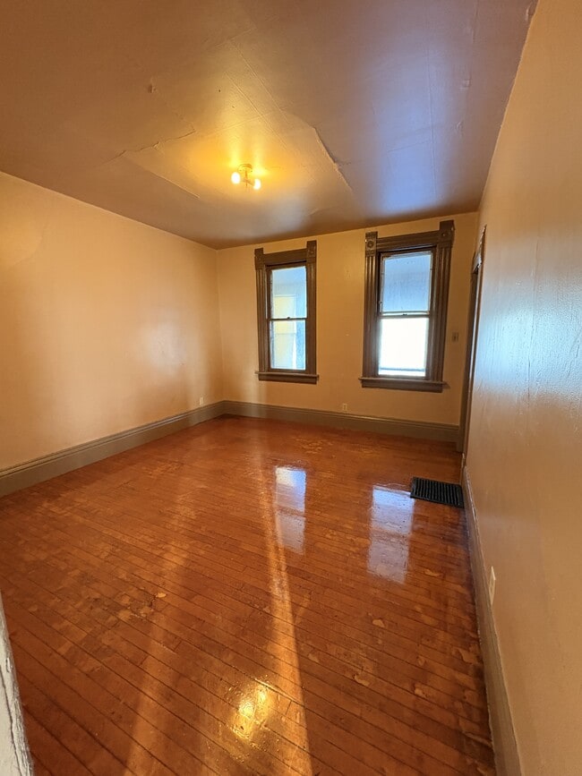 Building Photo - 207 E Burleigh St