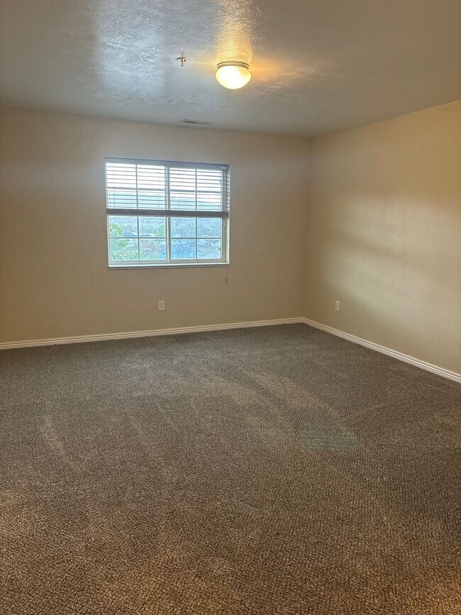 Building Photo - 3 Bedroom 2 Bathroom Townhome