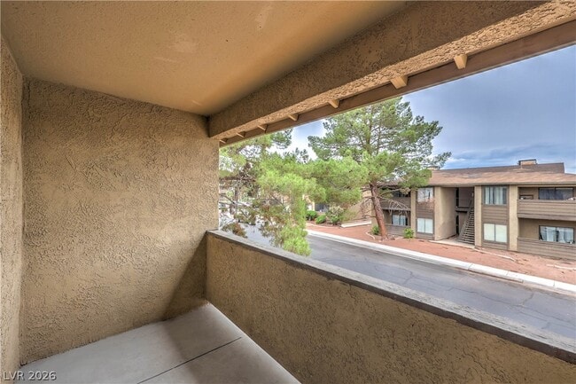 Building Photo - 4571 Carriage Park Dr