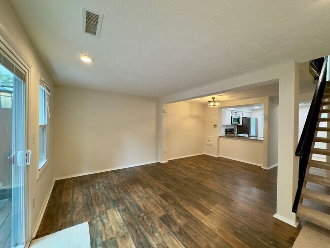Building Photo - Charming 2 Bedroom/1.5 Bathroom End-Row To...
