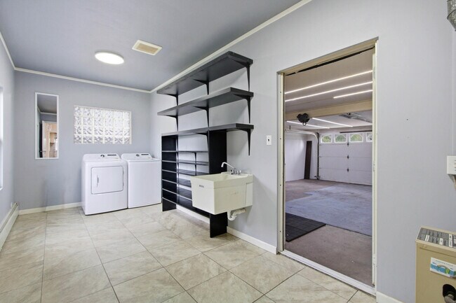 Building Photo - 8885 Cardwell St