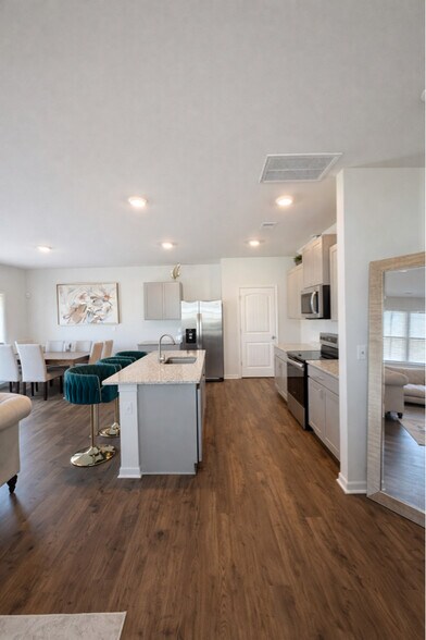 Building Photo - 5559 Wintergreen Dr