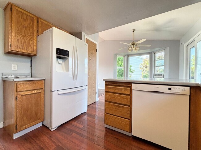 Building Photo - Spacious Split Level in Kearns!