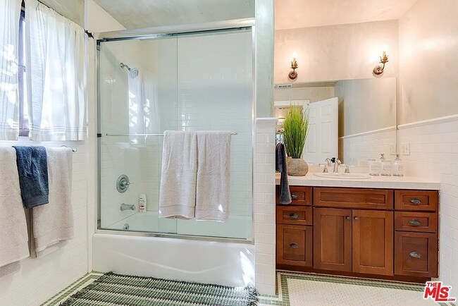 Building Photo - 835 N Sycamore Ave