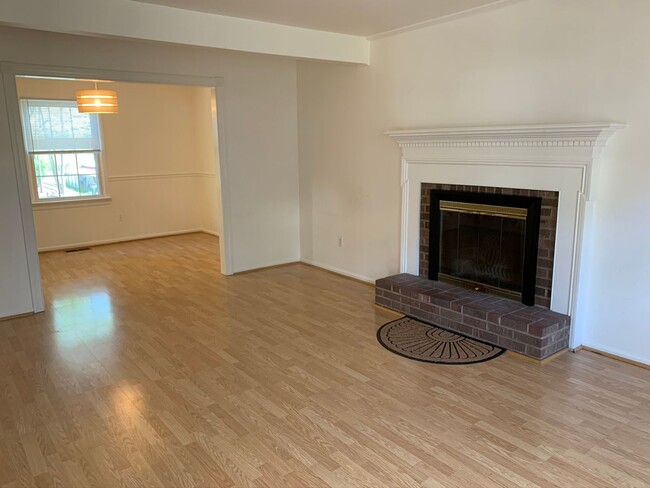 Building Photo - End Townhome In Oak Manor Community