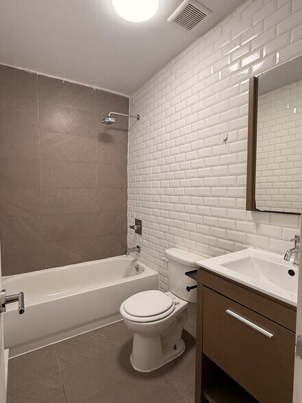 Building Photo - 821 Madison St