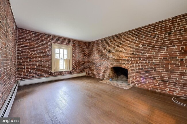 Building Photo - 226 E Caracas Ave