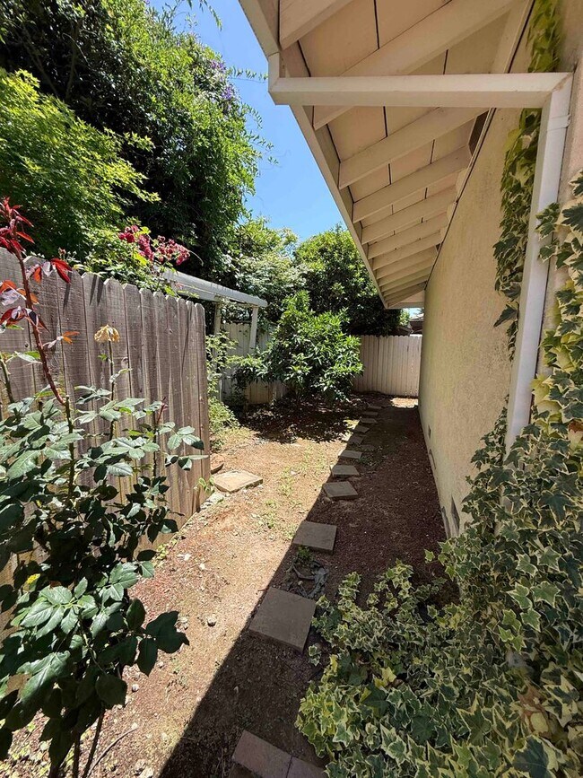 Building Photo - University Ave 3 Bedroom