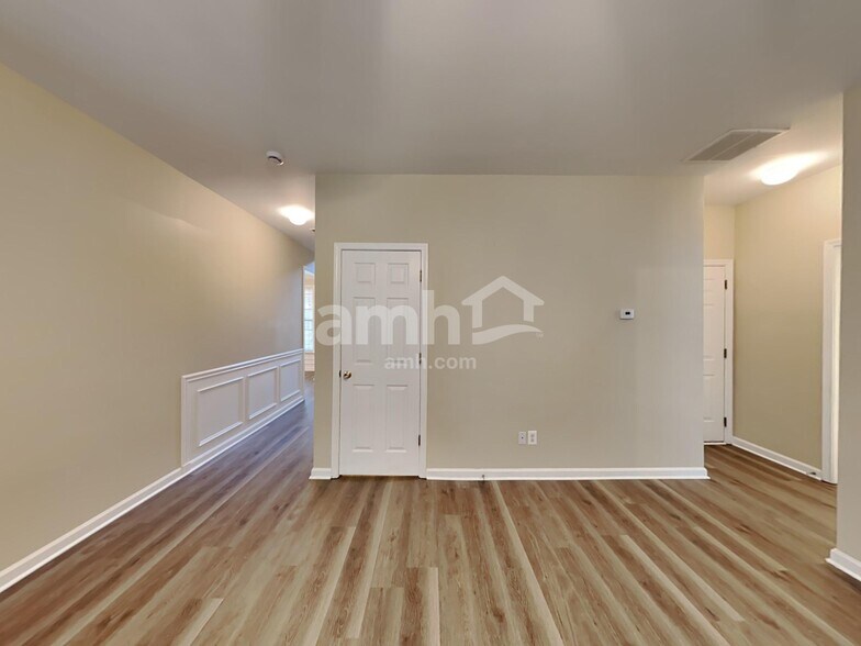 Building Photo - 295 Springs Xing