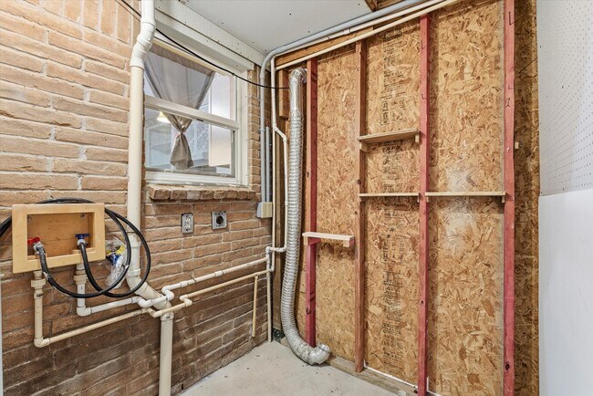 Building Photo - 831 Terryhollow St