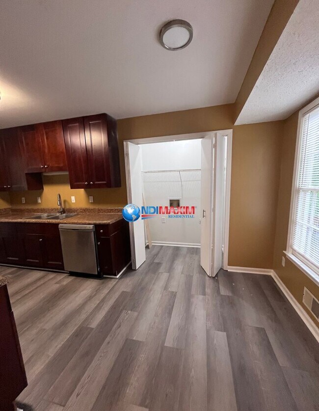 Building Photo - Spacious RENOVATED 5-bedroom house in Lawr...