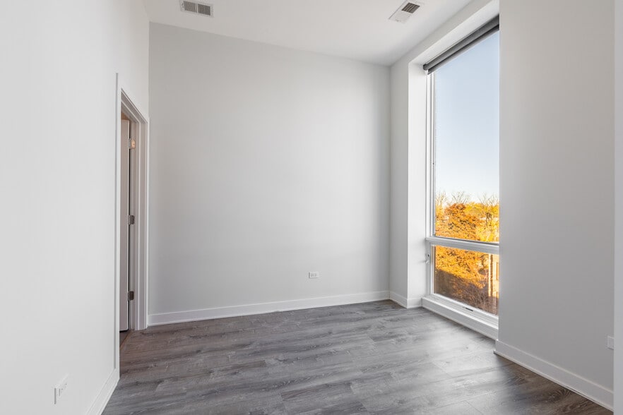 Building Photo - 2250 W Lawrence Ave