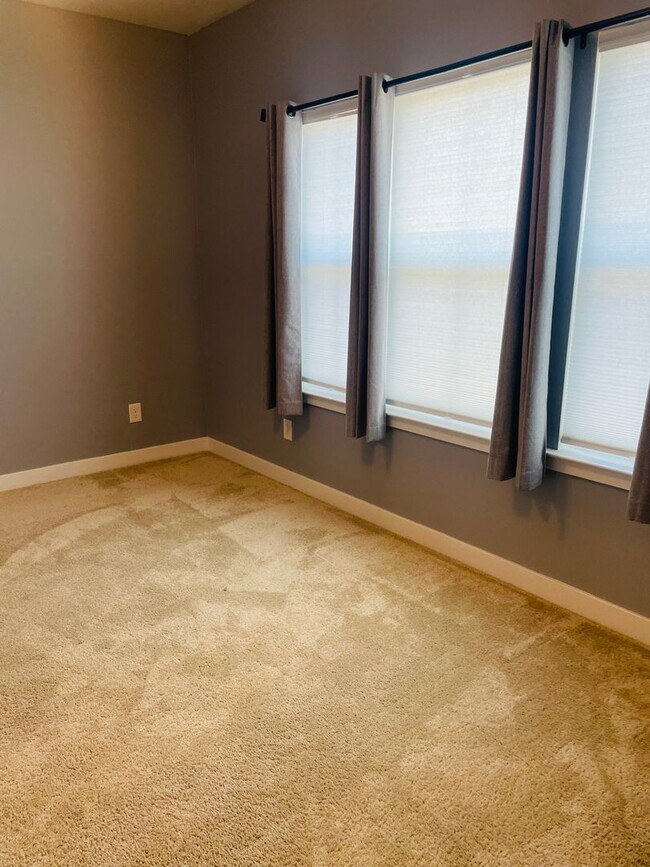 Building Photo - Sophisticated and Spacious 3BR-3.5 Bath To...
