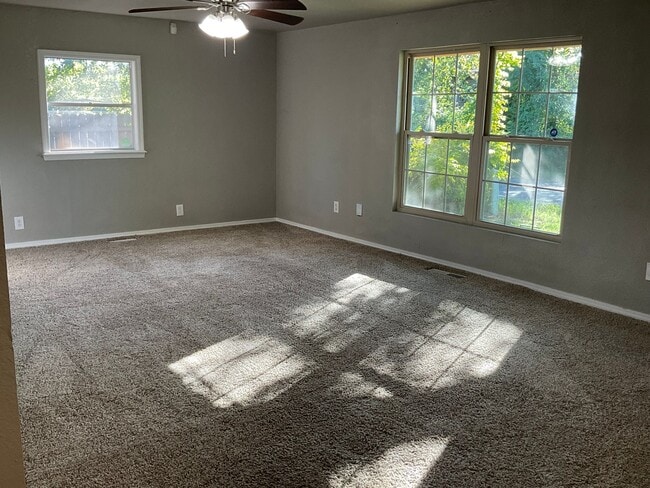 Building Photo - 3 Bed 2 Bath Newly Remodeled Home in Midwe...