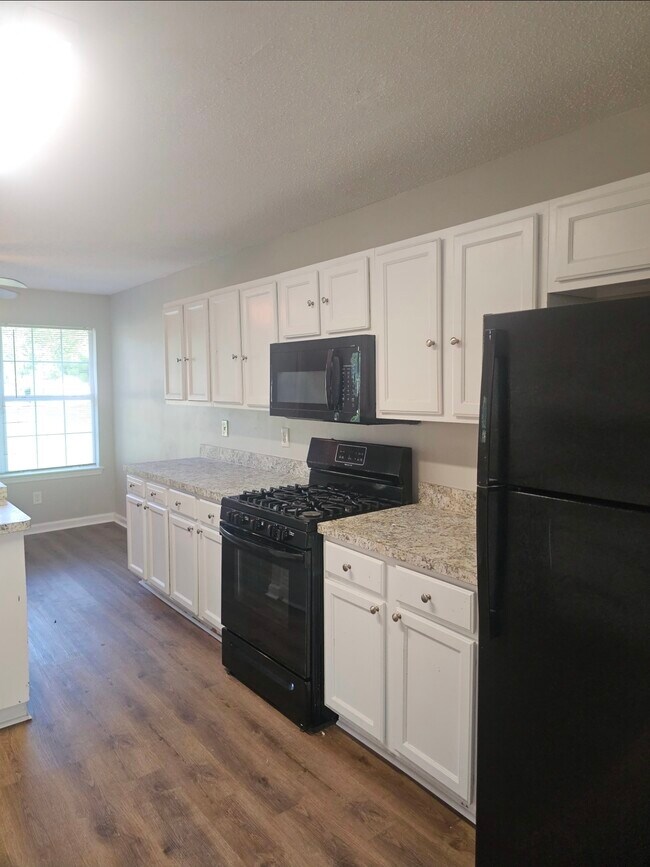 Building Photo - 670 Burtons Cove