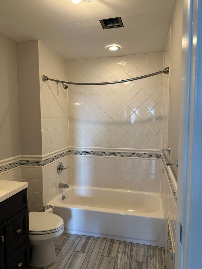 Main Bathroom - 52 High St