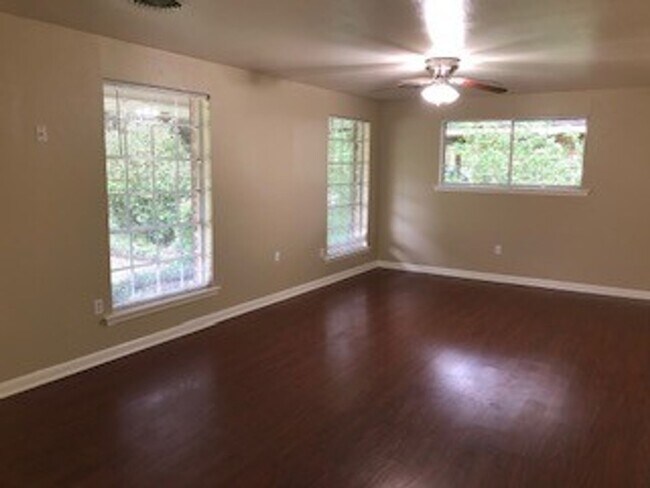 Building Photo - Immaculate home in Broadmoor