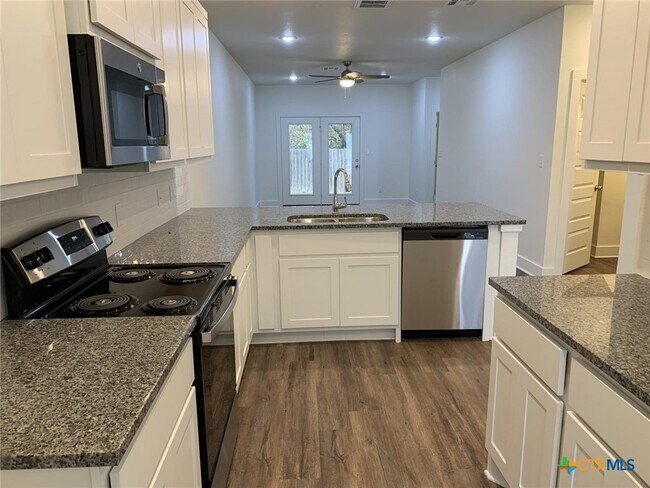 Building Photo - 1854 Royal Loop