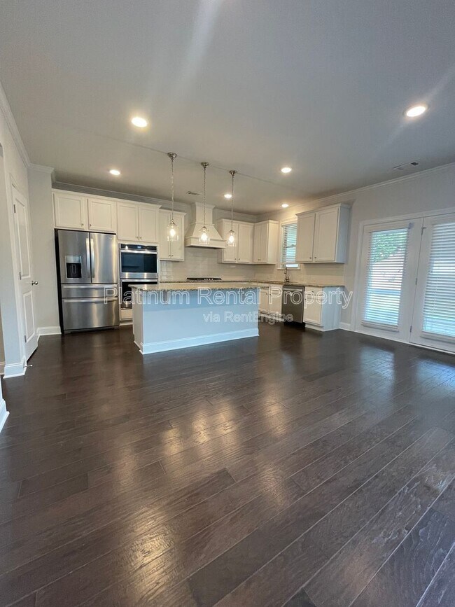 Building Photo - 1825 Dahlia Dr