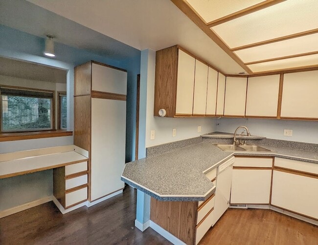 Building Photo - Backloop Sgl Fam Home, 3BD/2BA, Pet Friendly, 2 Car Garage
