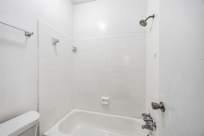 Building Photo - 9410 Stonehouse Ln