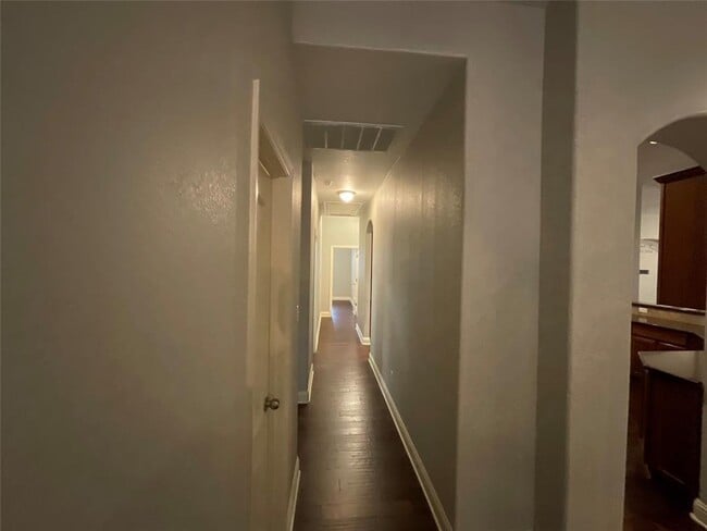 Building Photo - 3928 Crest Ln