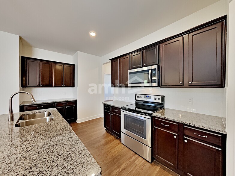 Building Photo - 5048 Trailwater Dr