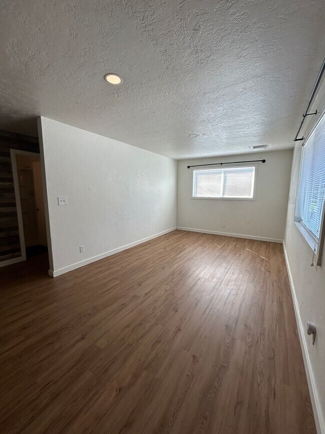 Building Photo - 3850 N Collister Dr