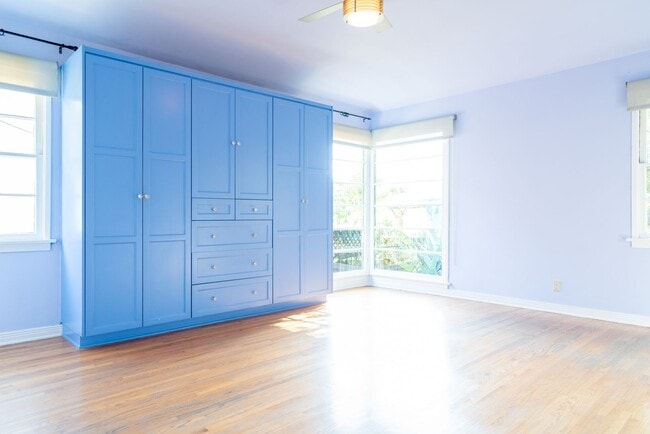 Building Photo - Vibrant 2b2b Franklin Hills / Los Feliz Home - Huge Private Grass  Yard - Central HVAC