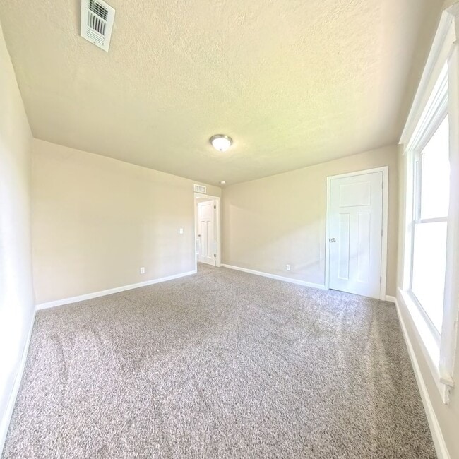 Building Photo - Updated 6 bedroom 2 bathroom home