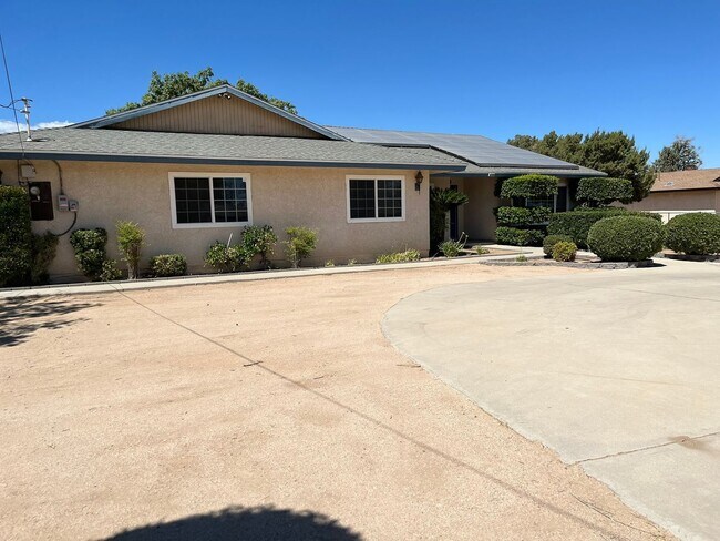 Building Photo - 4-Bedroom Home in Hesperia!