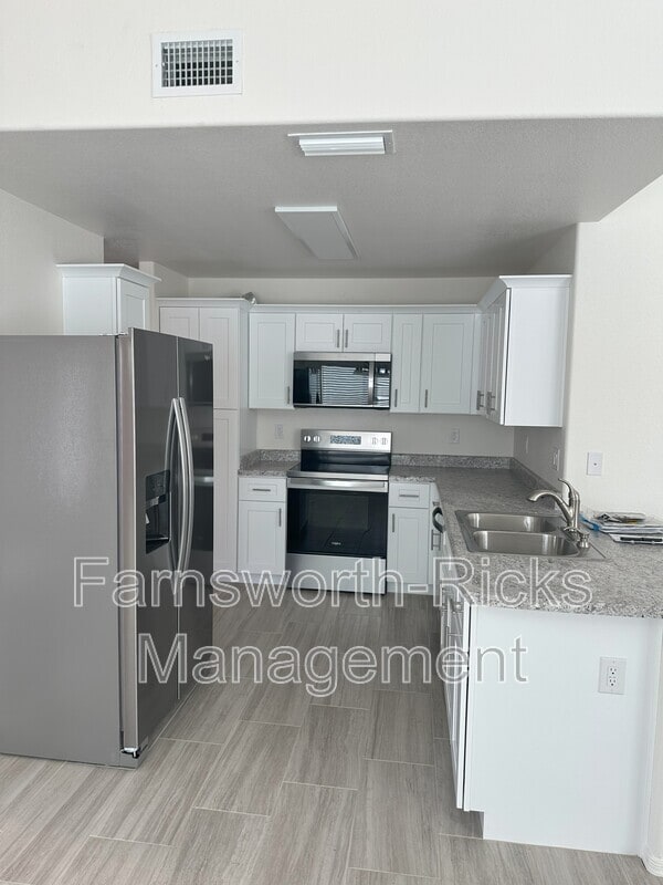 Building Photo - 5013 E Covina St