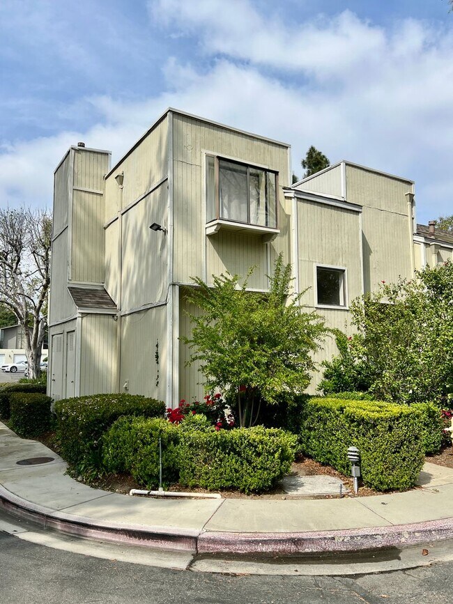 Building Photo - Lovely 2bd. condo in Claremont w/2 car garage