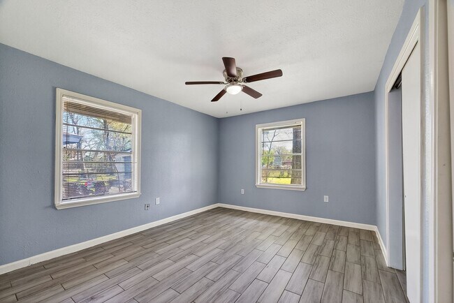 Building Photo - Spacious 4-Bed, 2-Bath Convenient South Houston Home Near Medical Center & City Access