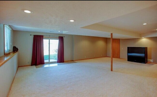 Building Photo - Home For Rent!