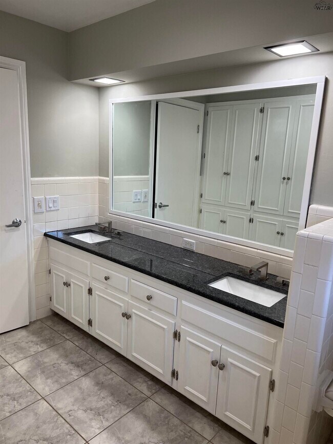 Building Photo - 2411 Clayton Ln