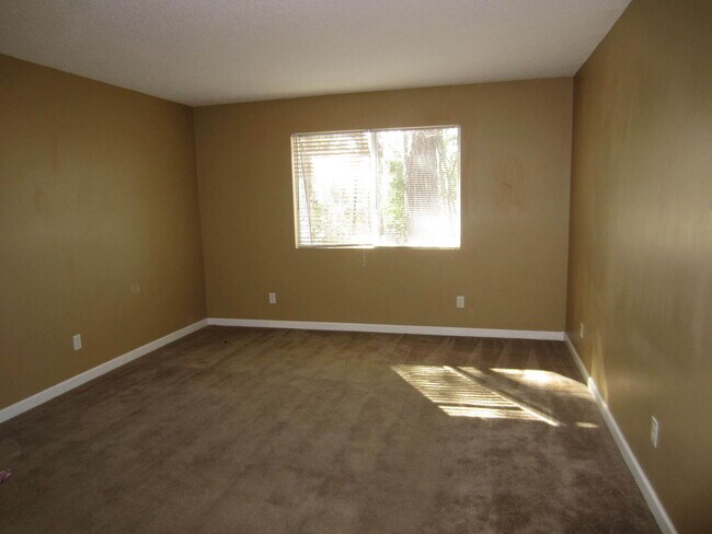 Building Photo - 2Bed/1Bath Apartment!